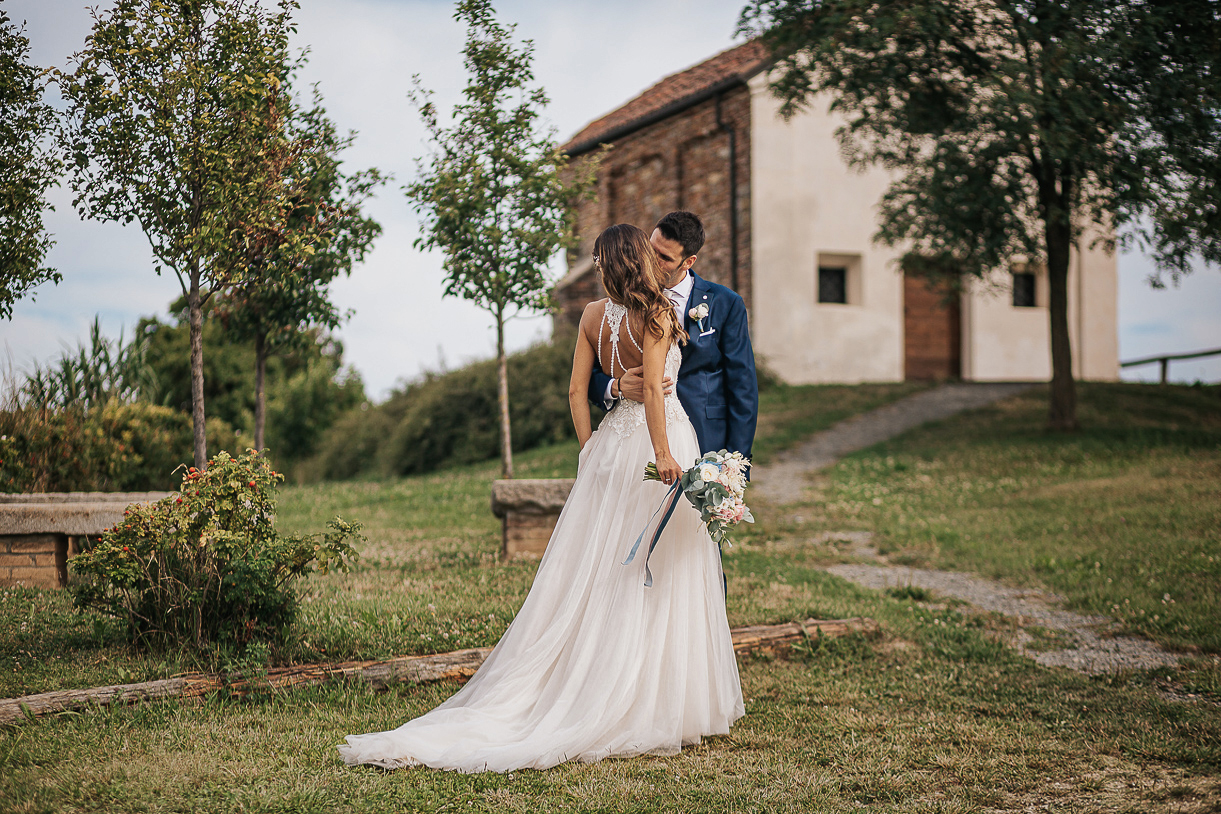 Chiesa di San Lorenzo a Mombello Torinese, sessione di coppia del matrimonio di Alice e Raffaele