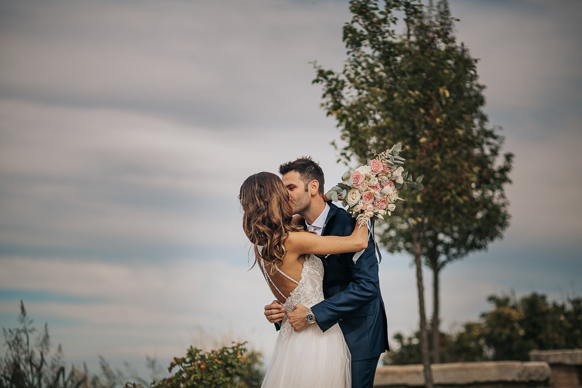 Chiesa di San Lorenzo a Mombello Torinese, sessione di coppia del matrimonio di Alice e Raffaele. Bacio