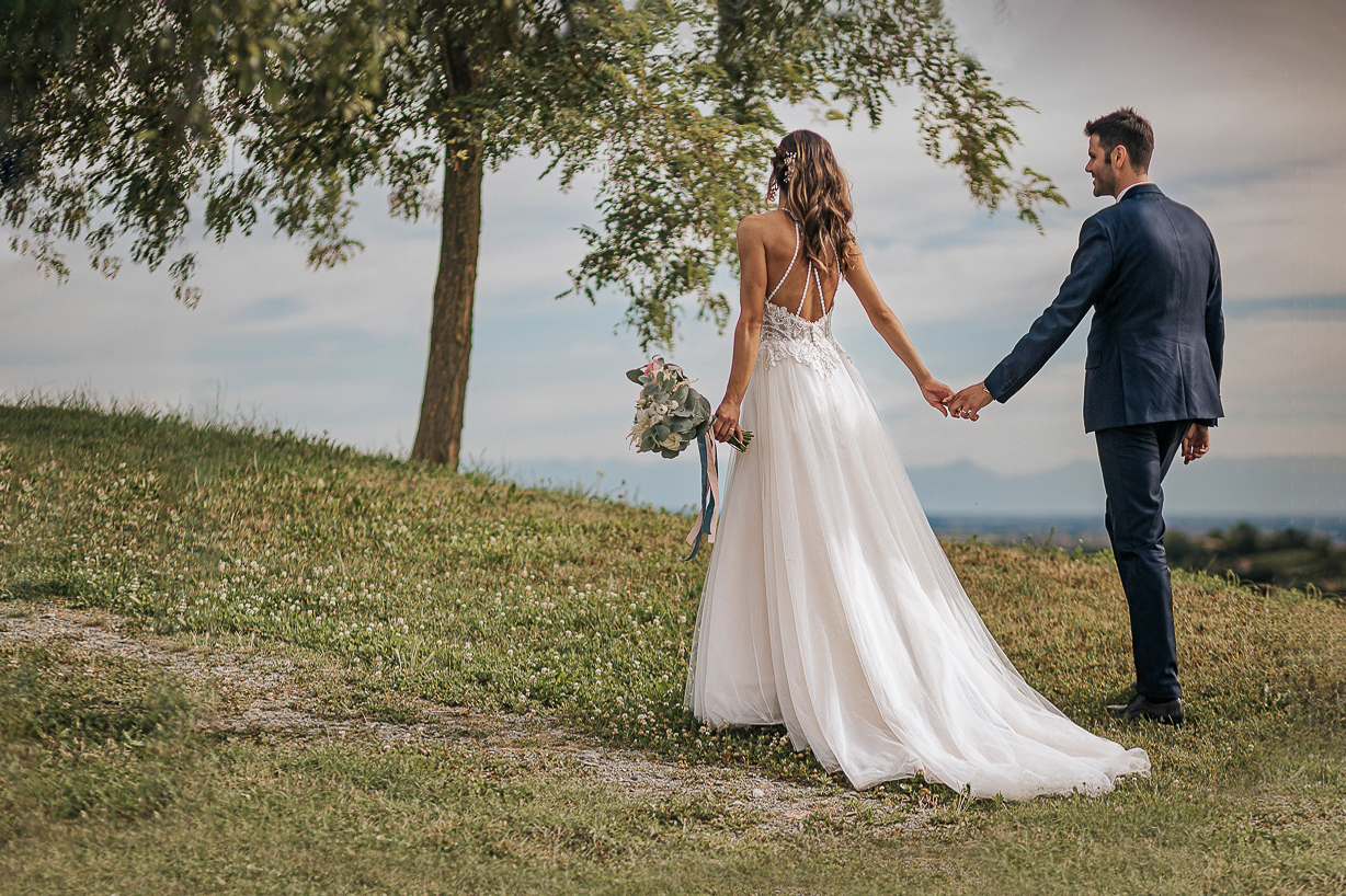 Chiesa di San Lorenzo a Mombello Torinese, sessione di coppia del matrimonio di Alice e Raffaele. Sposi che camminano, visti da dietro