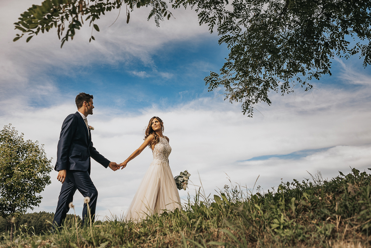 Chiesa di San Lorenzo a Mombello Torinese, sessione di coppia del matrimonio di Alice e Raffaele. Sposi che camminano.