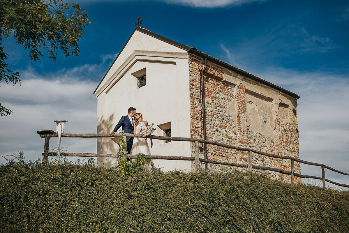 Chiesa di San Lorenzo a Mombello Torinese, sessione di coppia del matrimonio di Alice e Raffaele
