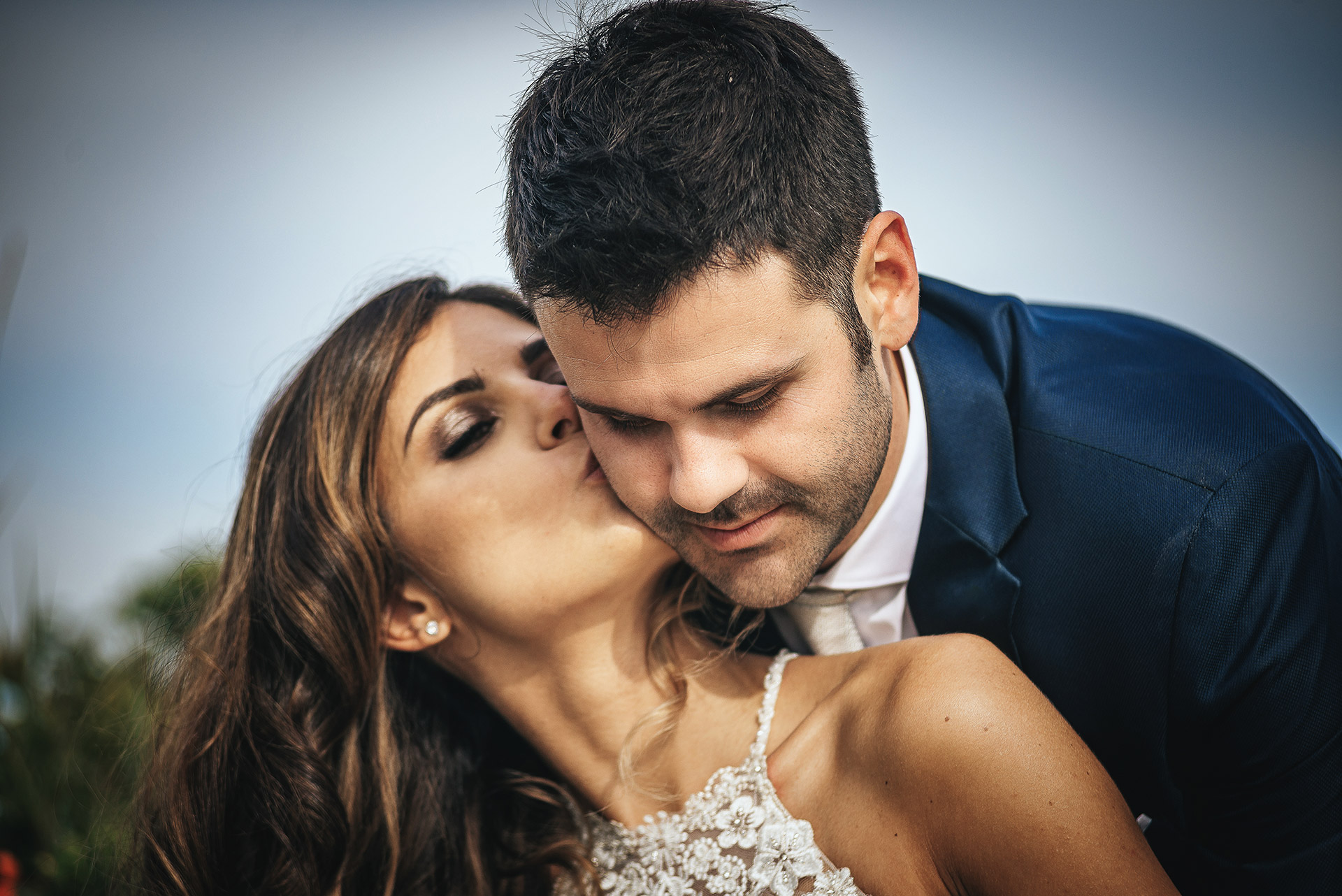 Tenuta La Michelina. Matrimonio. Sposa bacia lo sposo sulla guancia.