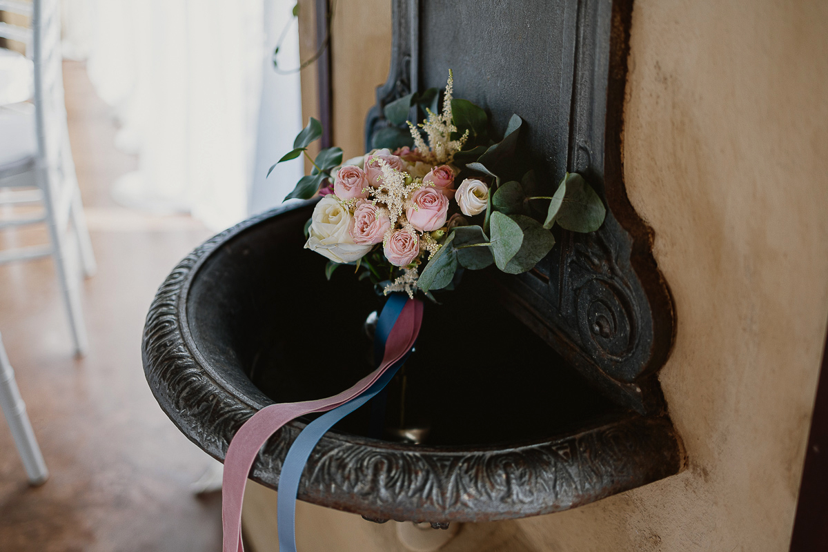Tenuta La Michelina. Matrimonio di Alice e Raffaele. Ricevimento. Bouquet da lancio nella fontanella di ghisa.