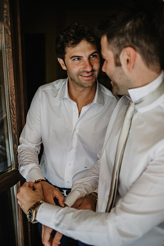 Matrimonio ad Arignano. Preparazione dello sposo.Sposo con il fratello.