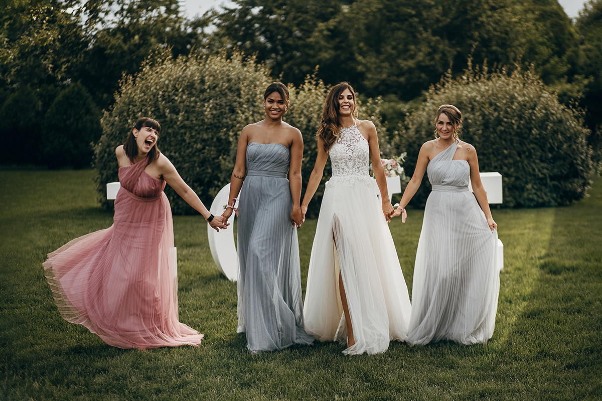 Tenuta La Michelina. Matrimonio di Alice e Raffaele. Aperitivo. Sposa con le damigelle.
