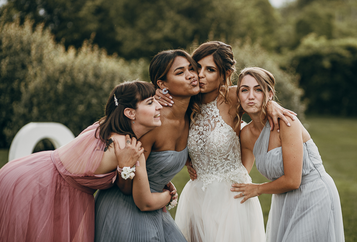 Tenuta La Michelina. Matrimonio di Alice e Raffaele. Aperitivo.Sposa con le damigelle.