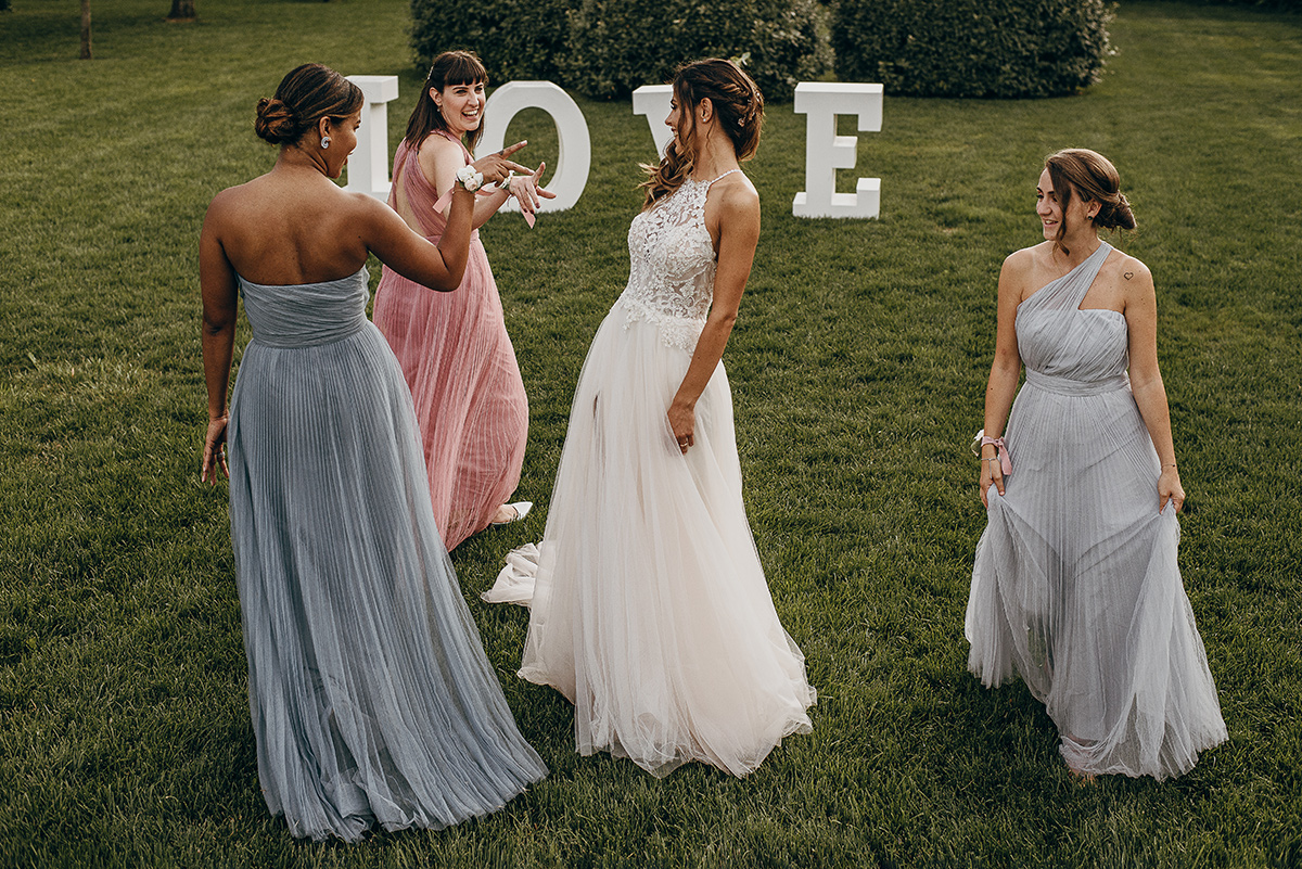 Tenuta La Michelina. Matrimonio di Alice e Raffaele. Aperitivo.Sposa con le damigelle.