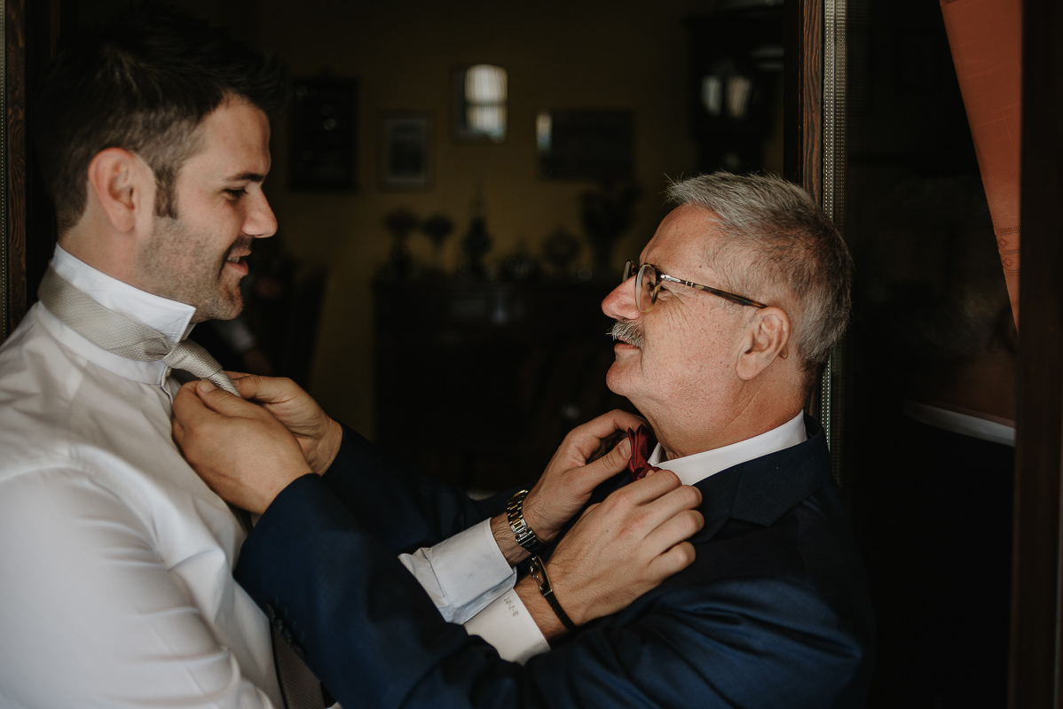 Matrimonio ad Arignano. Preparazione dello sposo.Sposo con il padre.