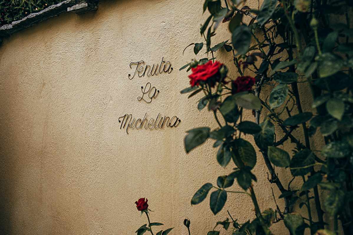 Tenuta La Michelina. Matrimonio di Alice e Raffaele. Aperitivo. Insegna della location.