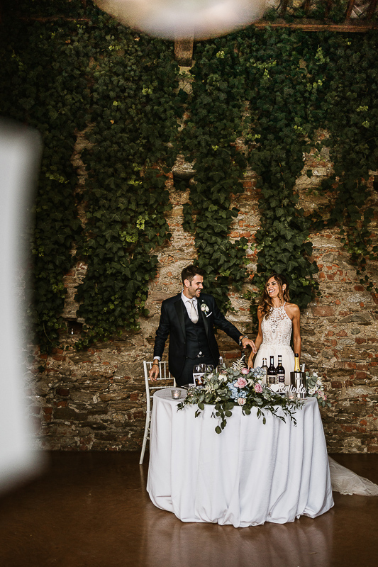 Tenuta La Michelina. Matrimonio di Alice e Raffaele. Cena. Sposi al loro tavolo.