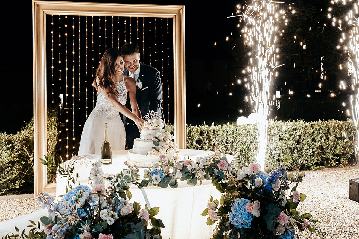 Tenuta La Michelina. Matrimonio di Alice e Raffaele. Taglio della torta. Fontane luminose