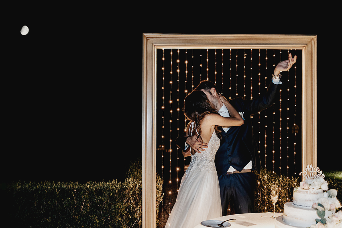 Tenuta La Michelina. Matrimonio di Alice e Raffaele. Taglio della torta. Bacio degli sposi