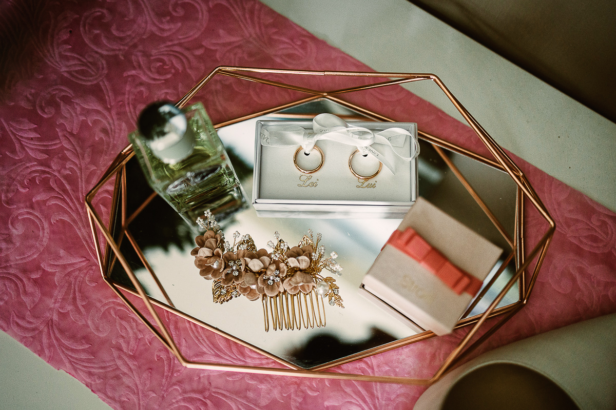 Matrimonio ad Arignano. Preparazione della sposa. Anelli ed accessori.