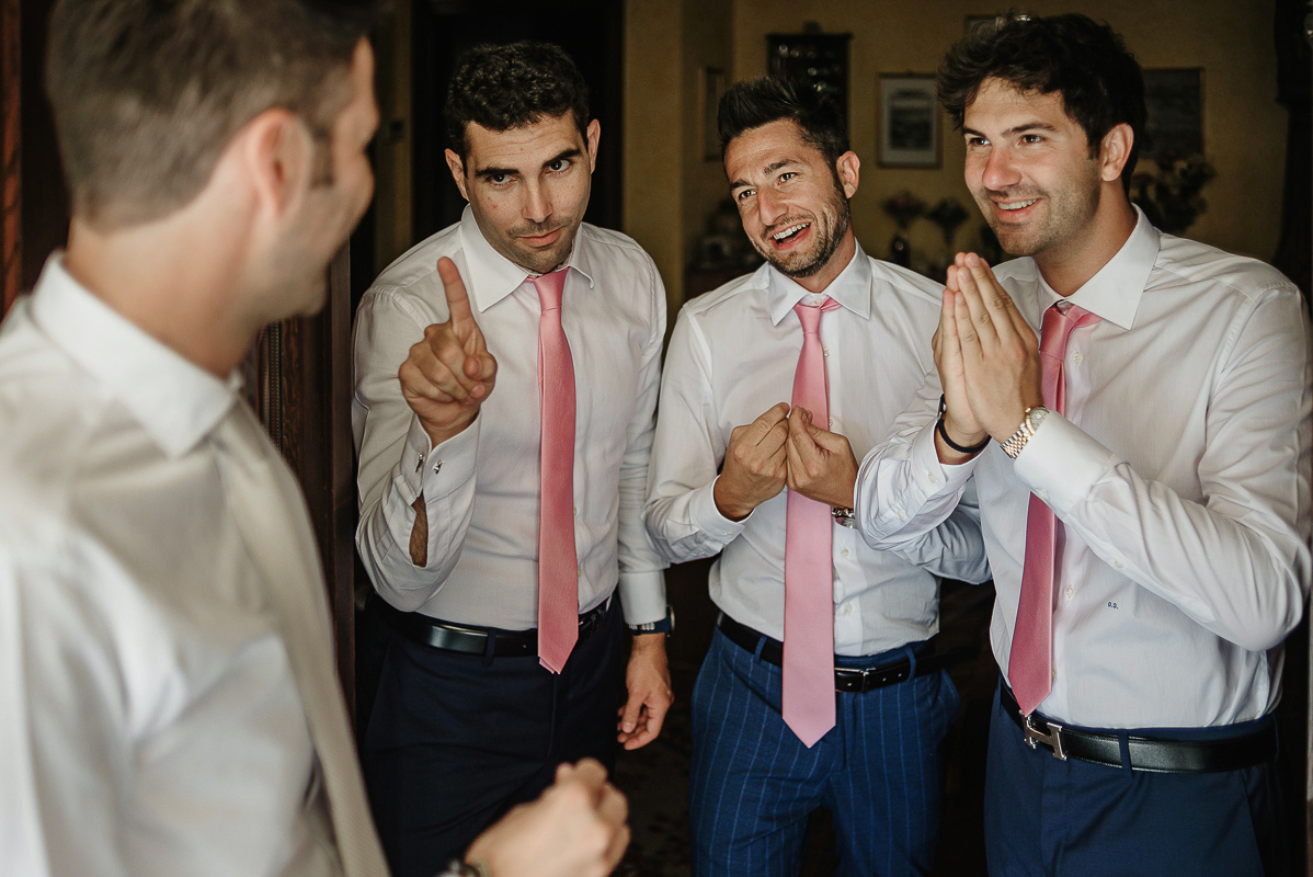 Matrimonio ad Arignano. Preparazione dello sposo.Sposo con gli amici.