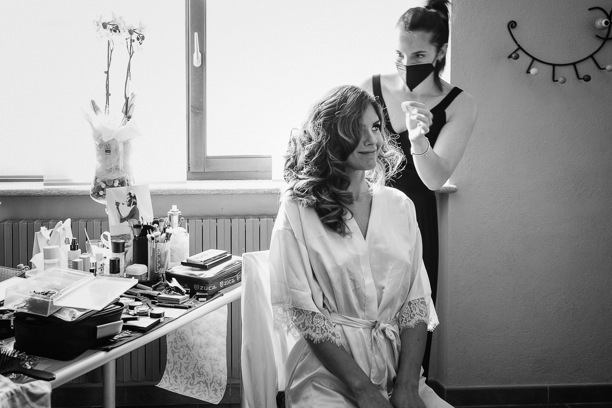 Matrimonio ad Arignano. Preparazione della sposa.Make-up