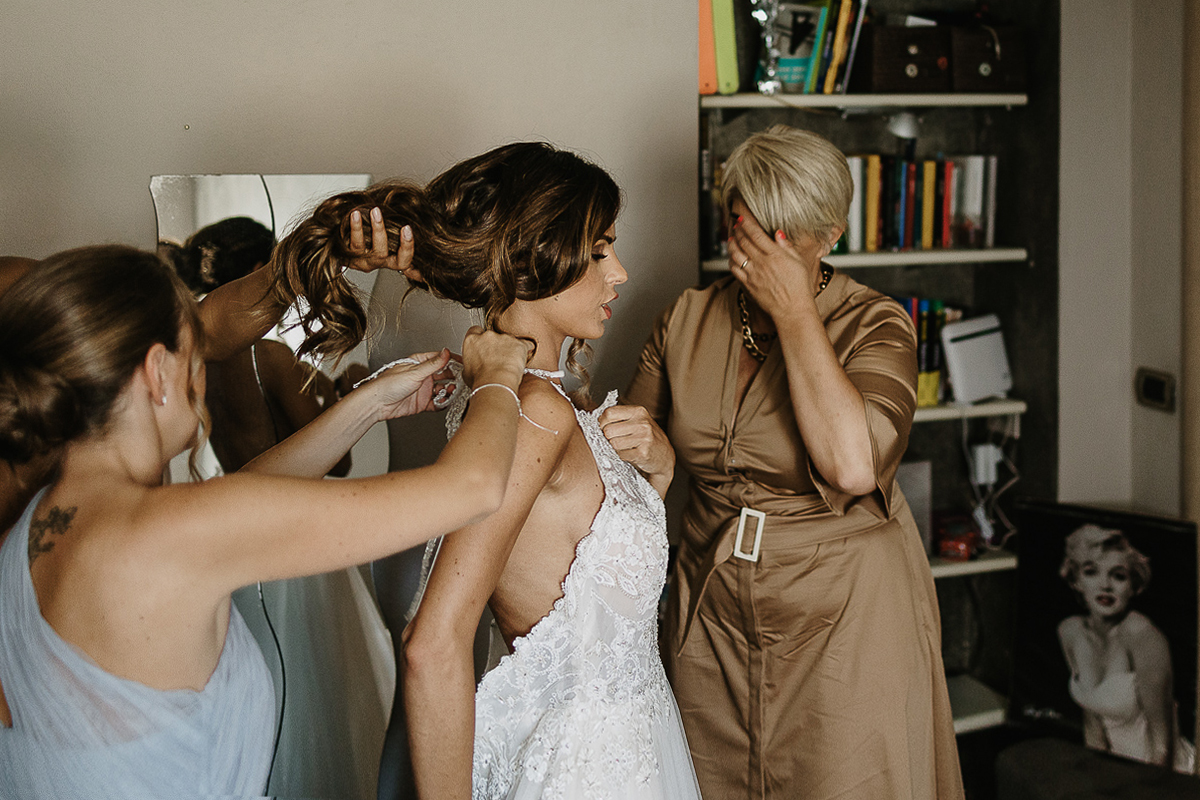 Matrimonio ad Arignano. Preparazione della sposa. Vestizione della sposa.