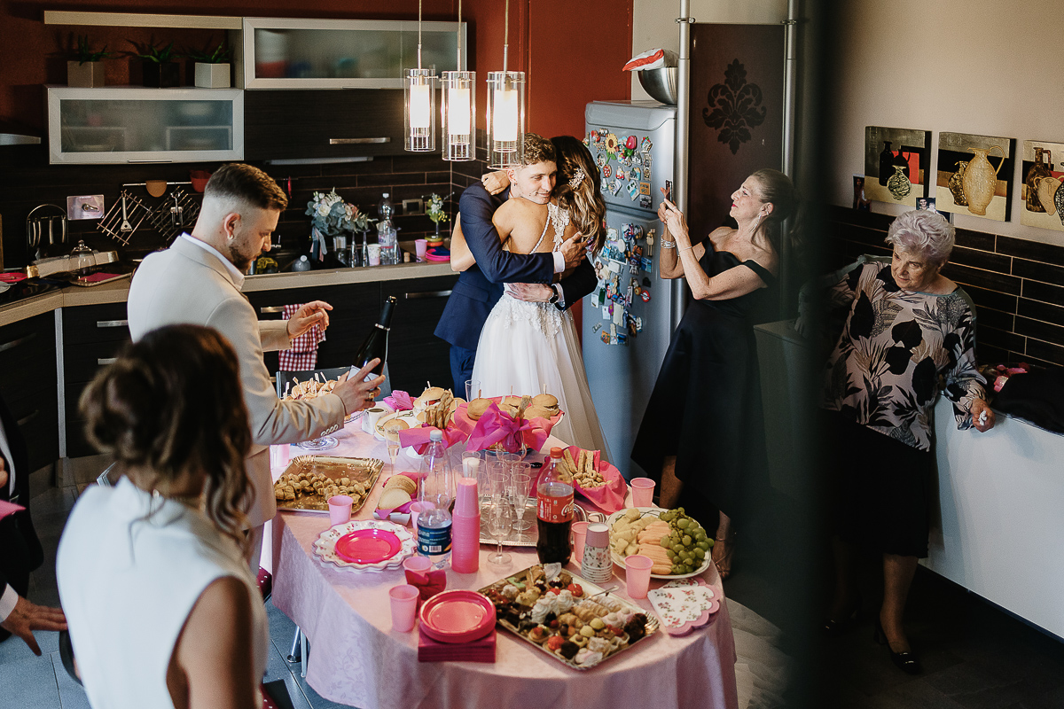 Matrimonio ad Arignano. Preparazione della sposa. Rinfresco in cucina. Sposa che abbraccia il fratello.