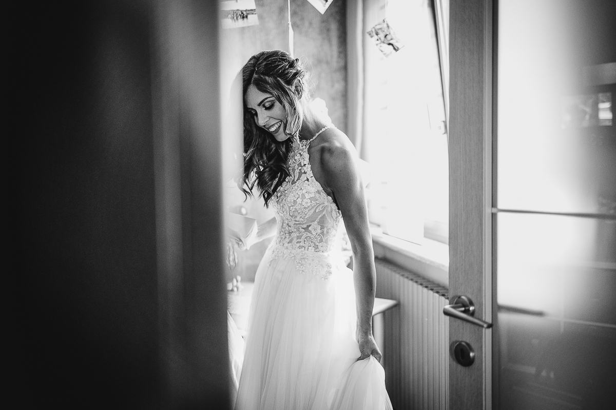 Matrimonio ad Arignano. Preparazione della sposa. Sposa che esce dalla stanza.