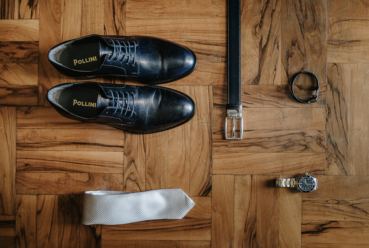 Matrimonio ad Arignano. Preparazione dello sposo. Accessori.