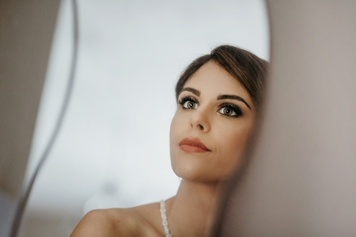 Matrimonio ad Arignano. Preparazione della sposa. Ritratto della sposa allo specchio.