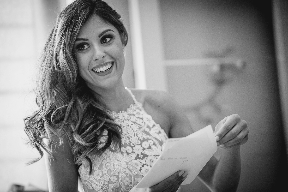 Matrimonio ad Arignano. Preparazione della sposa. Sposa che legge la lettera dello sposo.