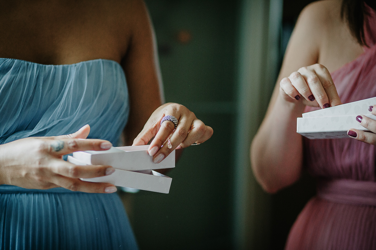 Matrimonio ad Arignano. Preparazione della sposa. Damigelle ricevono i regali della sposa.