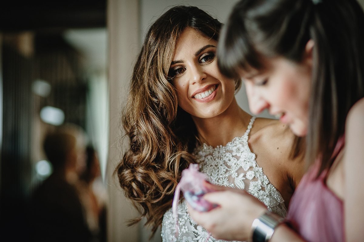 Matrimonio ad Arignano. Preparazione della sposa. Sposa con una delle damigelle.