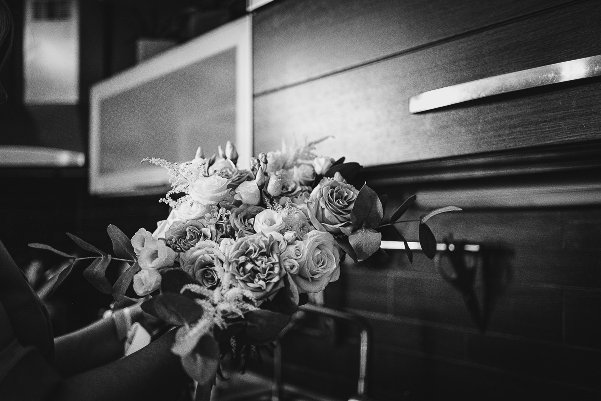 Matrimonio ad Arignano. Preparazione della sposa. Bouquet.