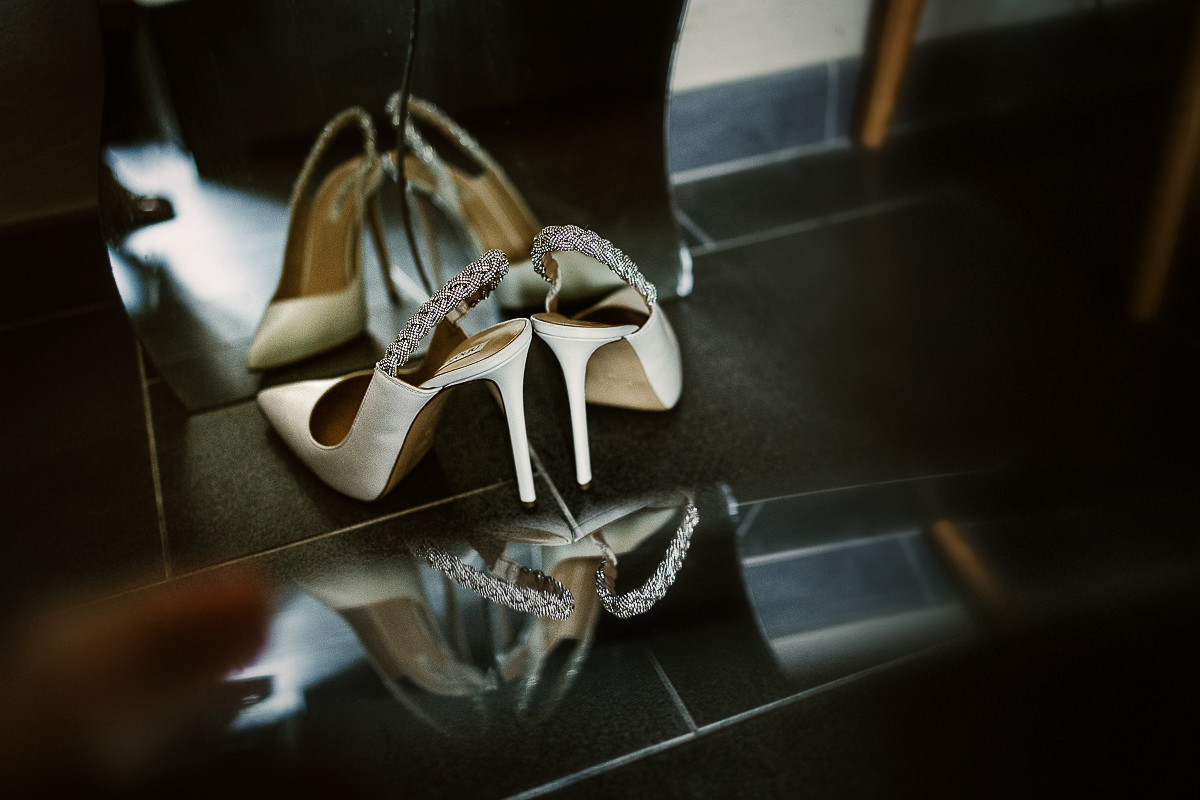 Matrimonio ad Arignano. Preparazione della sposa. Scarpe