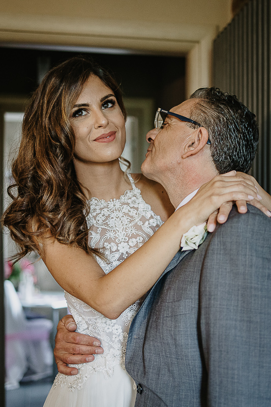 Matrimonio ad Arignano. Preparazione della sposa. Sposa abbraccia il padre.