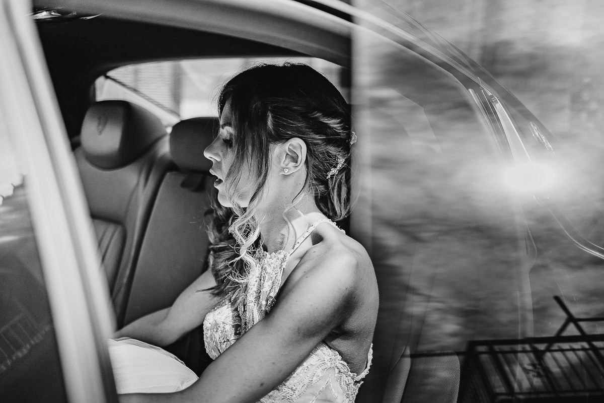 Matrimonio ad Arignano. Preparazione della sposa. Sposa in auto.