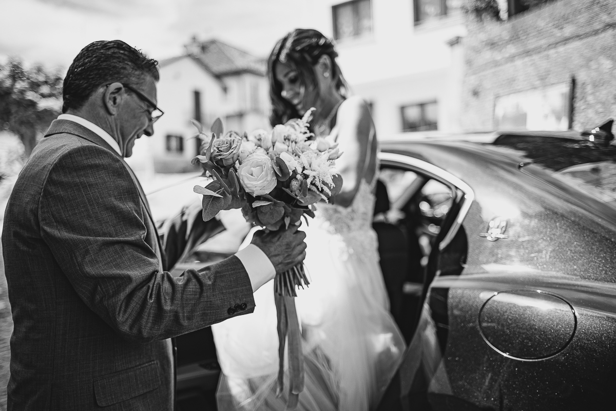 Matrimonio nella chiesa parrochiale di Arignano. Cerimonia. Sposa esce dall'auto.