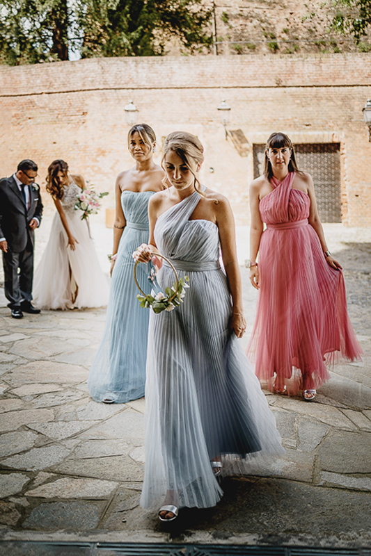 Matrimonio nella chiesa parrochiale di Arignano. Cerimonia.Damigelle che entrano in chiesa.