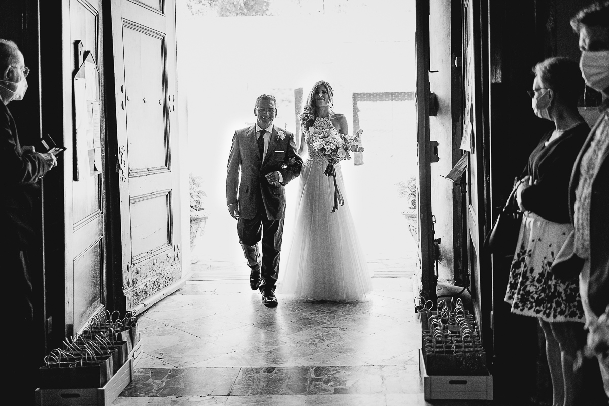 Matrimonio nella chiesa parrochiale di Arignano. Cerimonia.Sposa che entra in chiesa con il padre.