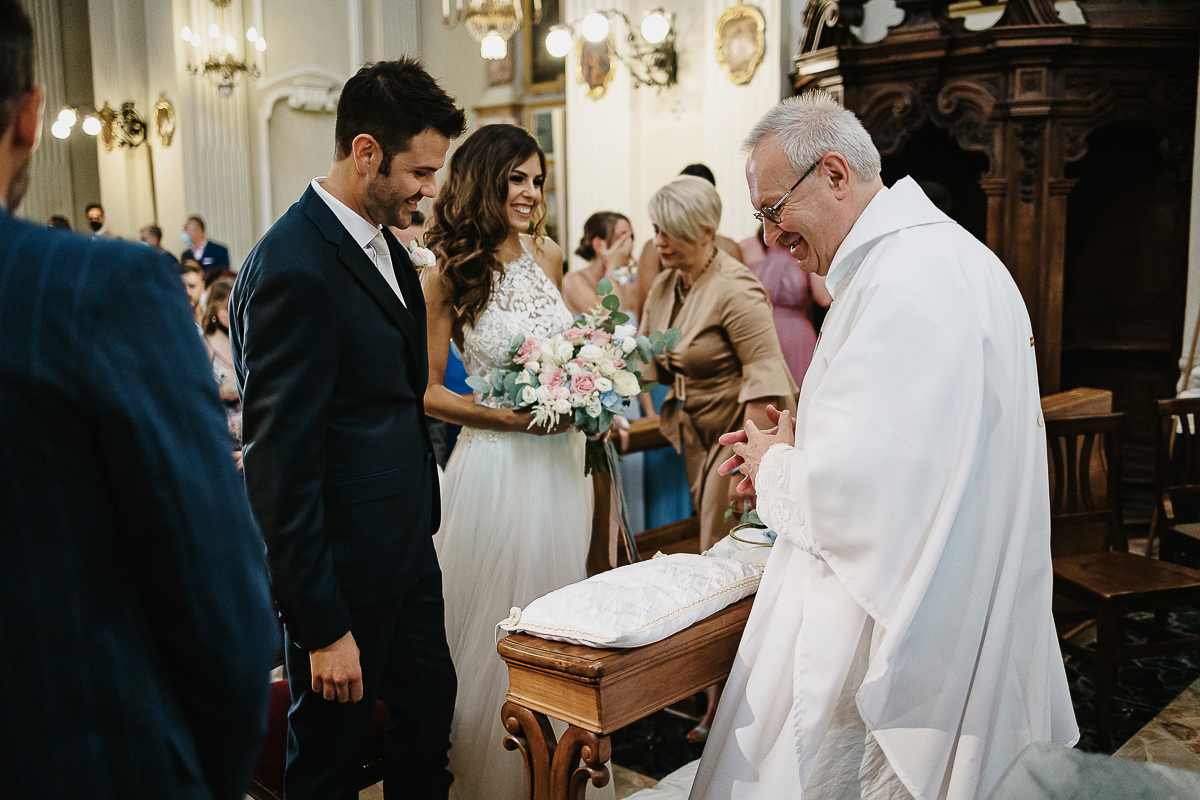 Matrimonio nella chiesa parrochiale di Arignano. Cerimonia.Sposi salutati dal sacerdote.