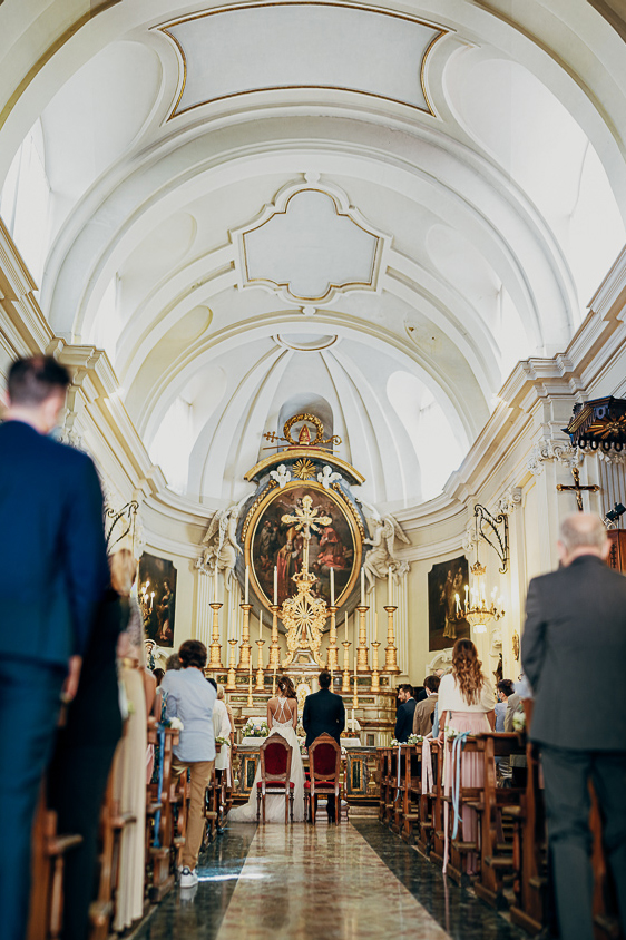 Matrimonio nella chiesa parrochiale di Arignano. Cerimonia.Panoramica interna della chiesa