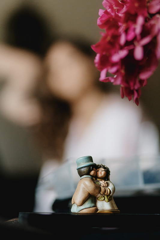 Matrimonio ad Arignano. Preparazione della sposa.Stauetta Thun che rappresenta una coppia di innamorati..