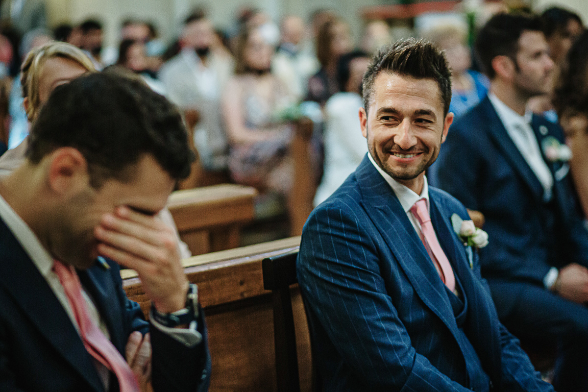 Matrimonio nella chiesa parrochiale di Arignano. Cerimonia.Testimoni che ridono.