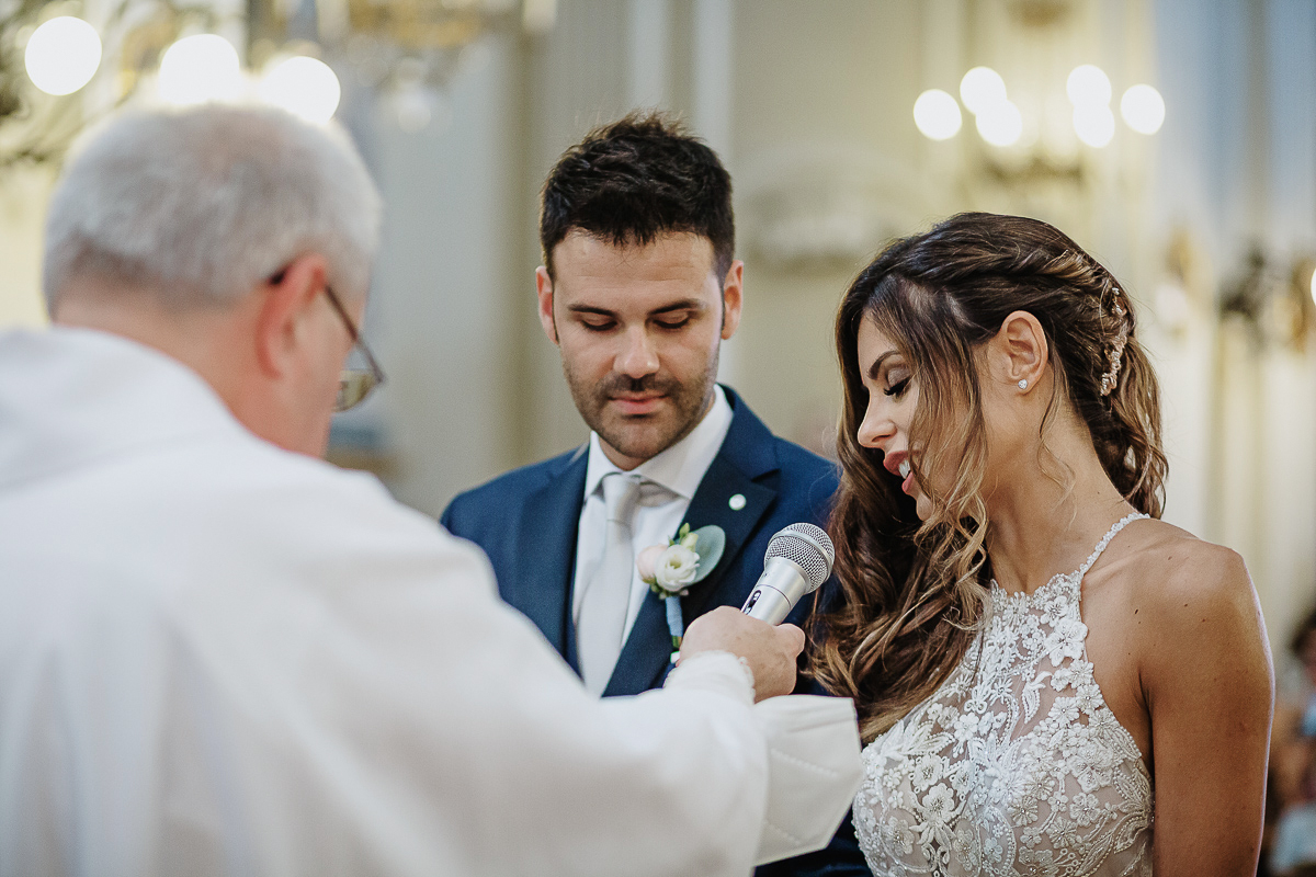 Matrimonio nella chiesa parrochiale di Arignano. Cerimonia.Promesse.