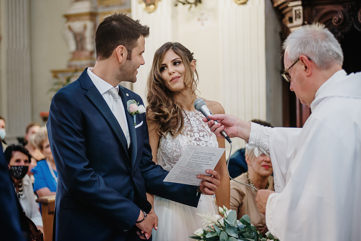 Matrimonio nella chiesa parrochiale di Arignano. Cerimonia.Promesse.