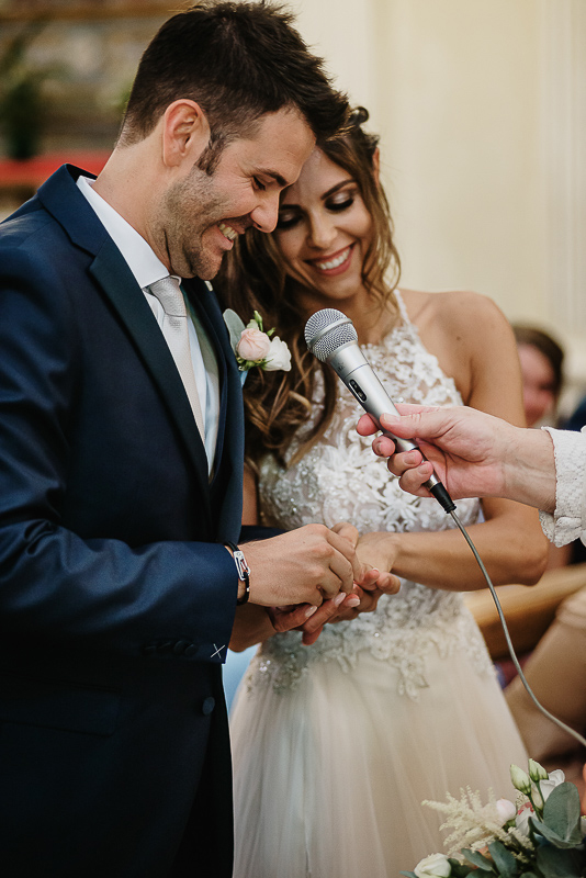 Matrimonio nella chiesa parrochiale di Arignano. Cerimonia.Sposo che mette l'anello al dito della sposa.