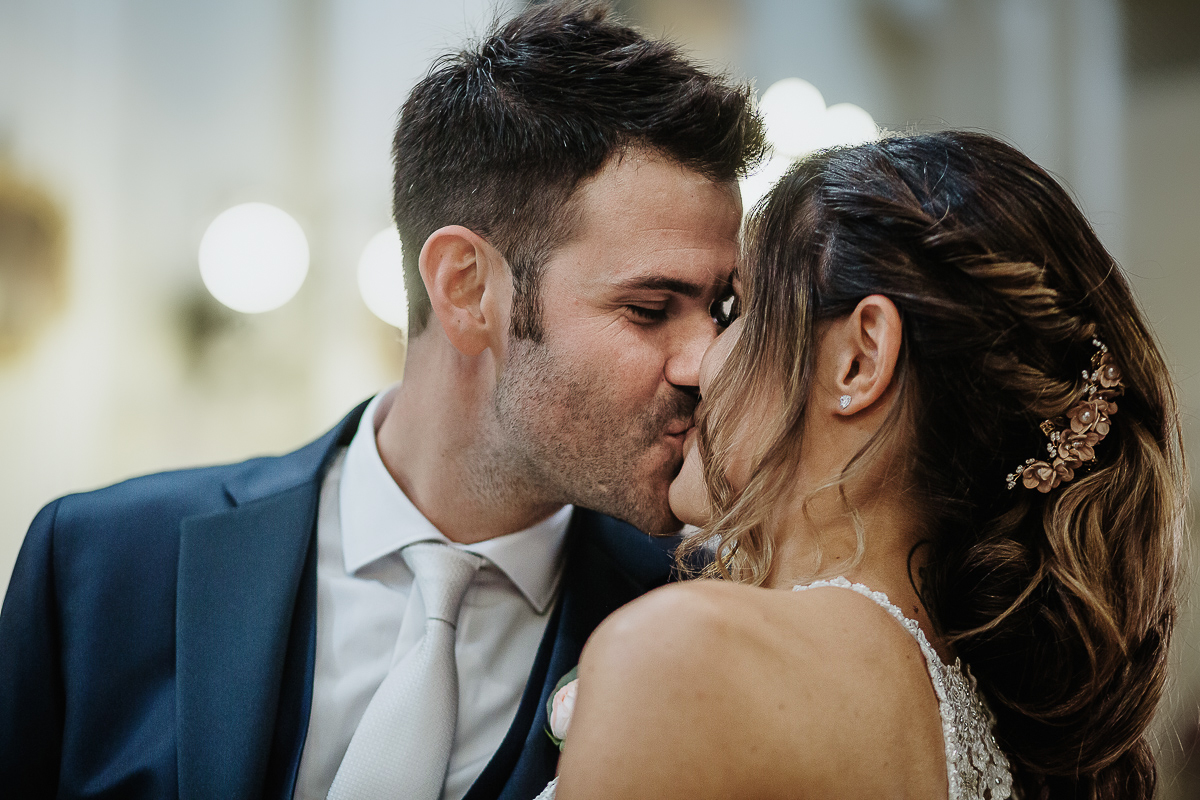 Matrimonio nella chiesa parrochiale di Arignano. Cerimonia.Bacio