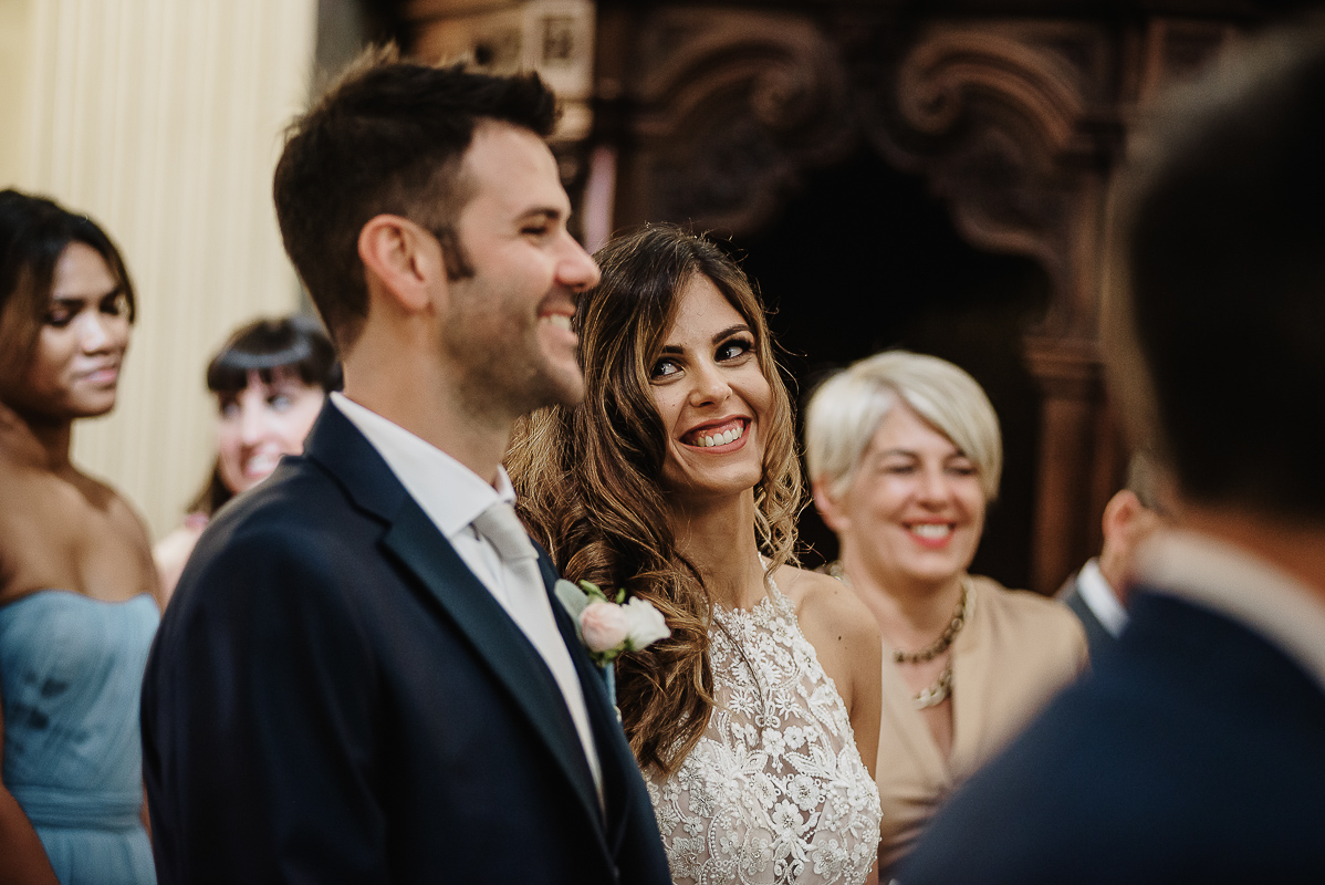 Matrimonio nella chiesa parrochiale di Arignano. Cerimonia.Sposi e mamma della sposa che ridono.
