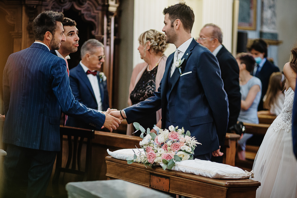 Matrimonio nella chiesa parrochiale di Arignano. Cerimonia.Segno della pace.