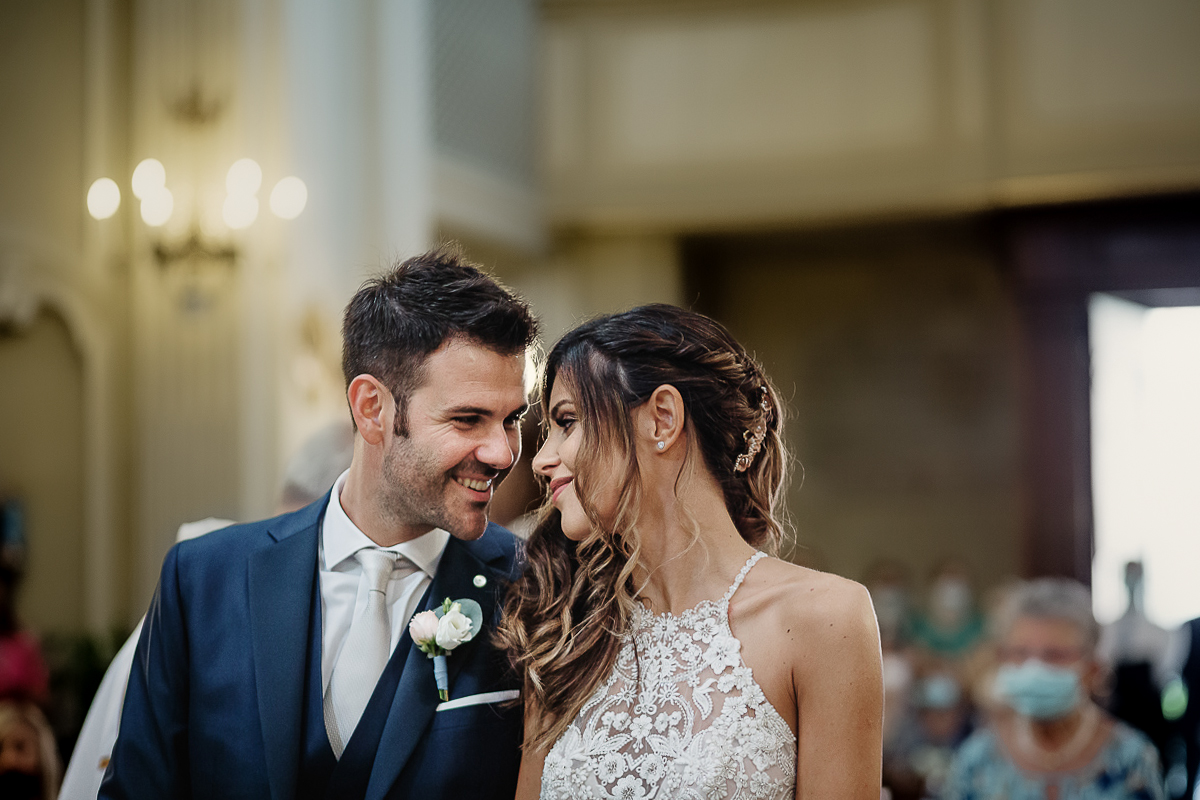 Matrimonio nella chiesa parrochiale di Arignano. Cerimonia.Sposi che si guardano.