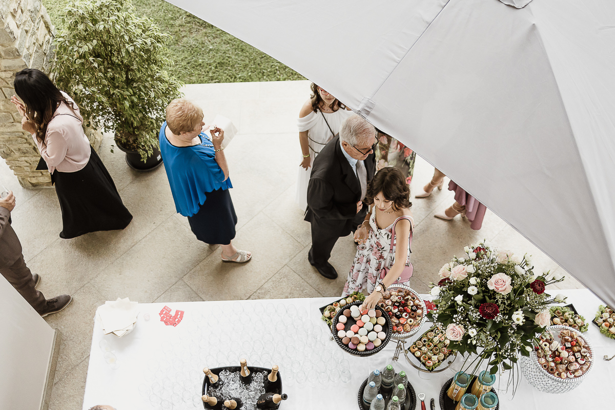 Castello dei Solaro, matrimonio di Noemi e Pietro. Preparazione della sposa. rinfresco in giardino a bordo piscina. Invitati.