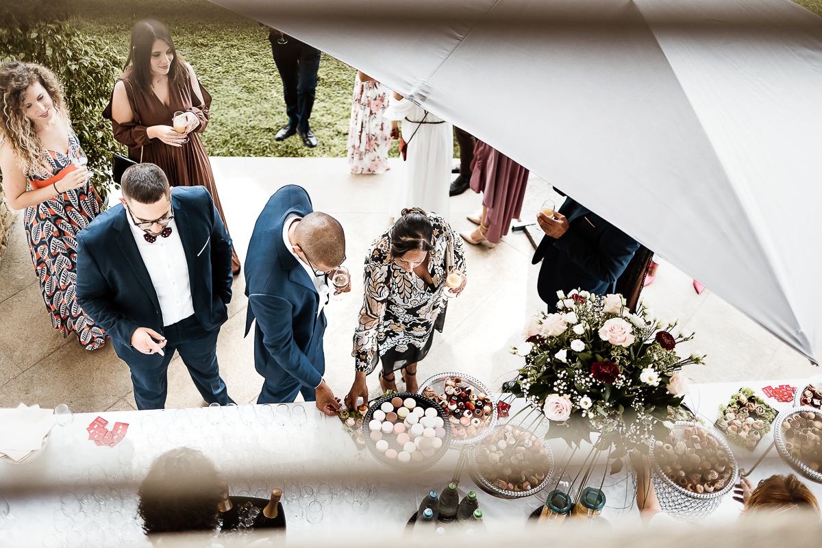 Castello dei Solaro, matrimonio di Noemi e Pietro. Preparazione della sposa. rinfresco in giardino a bordo piscina. Invitati.