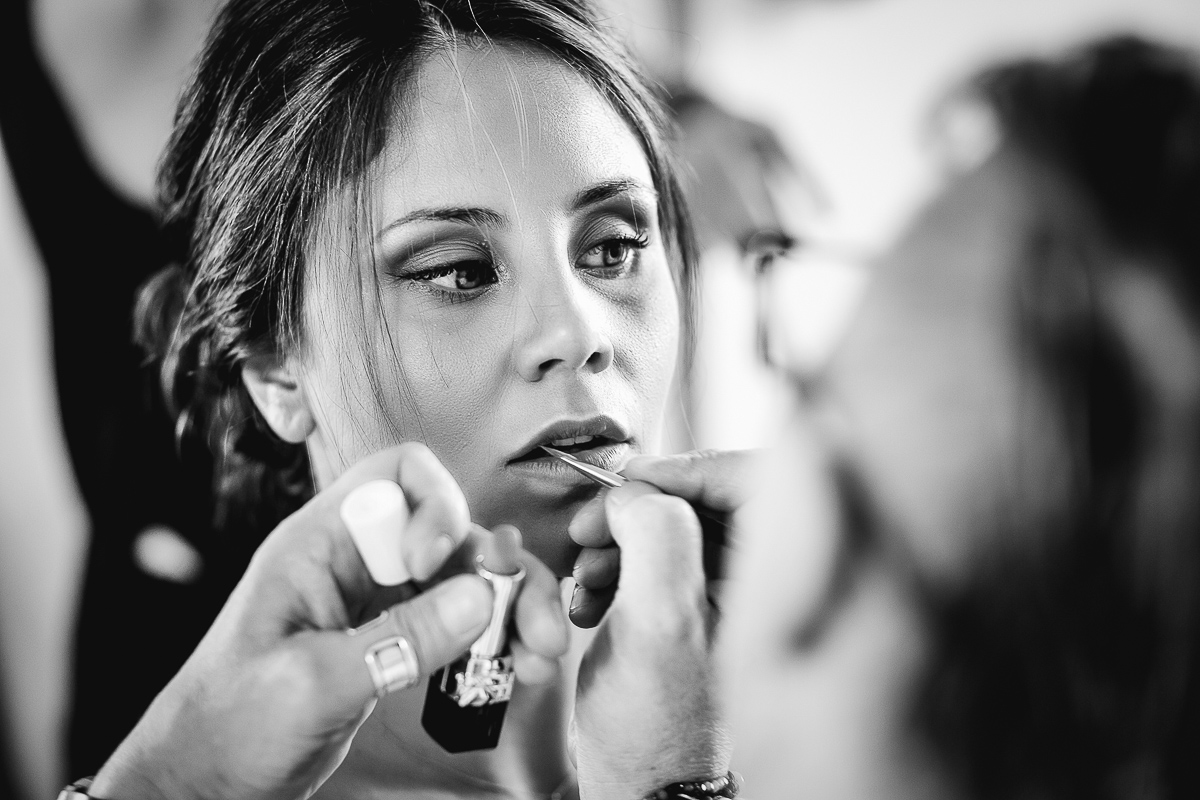 Castello dei Solaro, matrimonio di Noemi e Pietro. Preparazione della sposa. make-up delle labbra