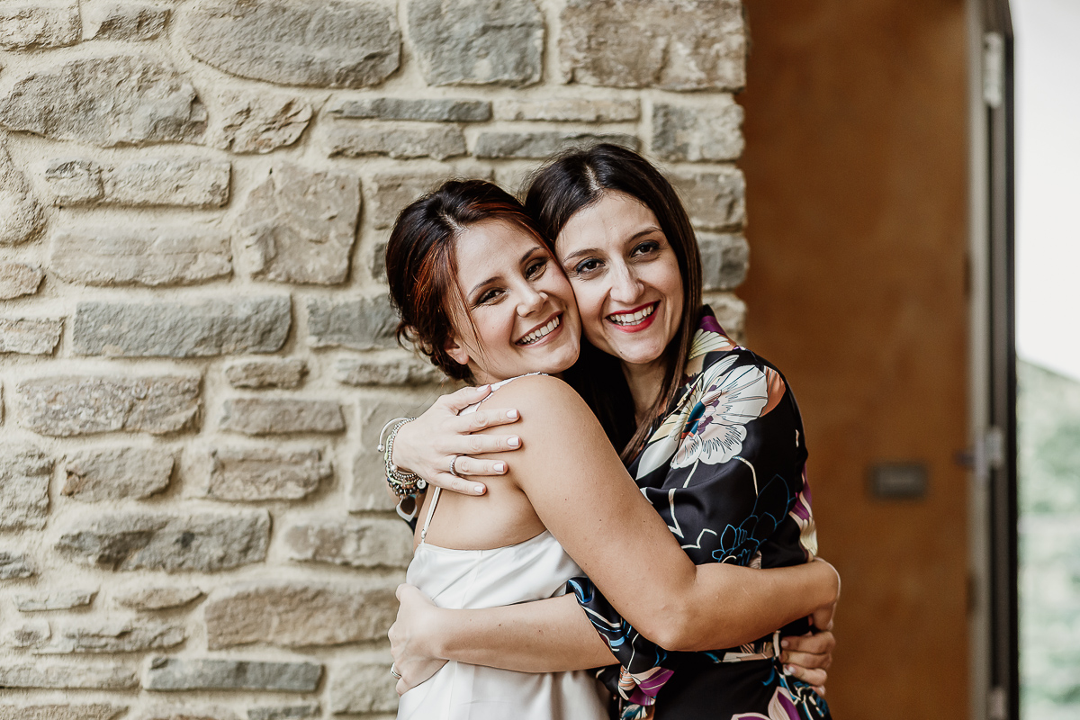 Castello dei Solaro, matrimonio di Noemi e Pietro. Preparazione della sposa. Sposa abbraccia la wedding planner.