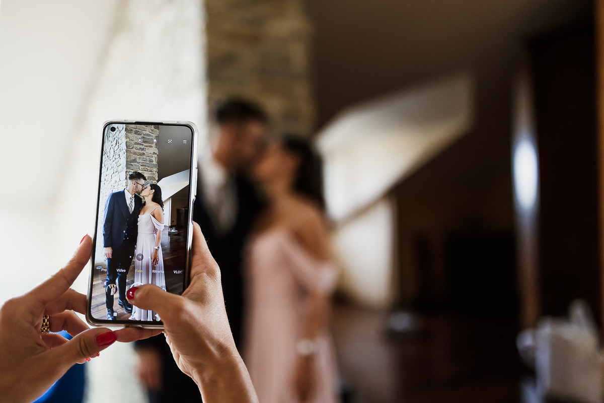 Castello dei Solaro, matrimonio di Noemi e Pietro. Preparazione della sposa. Testimone fotografa con il cellulare la sorella della sposa e il fidanzato.